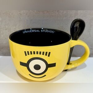 Despicable ME Universal Studios Parks Minions Large Yellow Mug with Spoon Set